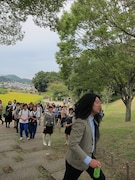 高松塚古墳に向かうRG先生と生徒たち。「山と古墳は必要十分条件である」というあるあるも生まれた。