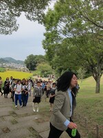 高松塚古墳に向かうRG先生と生徒たち。「山と古墳は必要十分条件である」というあるあるも生まれた。