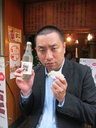 奈良駅近くでランチタイム。手に持っているのは、高速餅つきで有名な中谷堂のよもぎ餅と鹿サイダー。