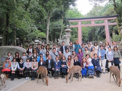 レイザーラモンRGのバスツアー「楽しかったあの頃を思い出して担任のRG先生と奈良へ行くあるあるミステリー修学旅行」。春日大社での集合写真。