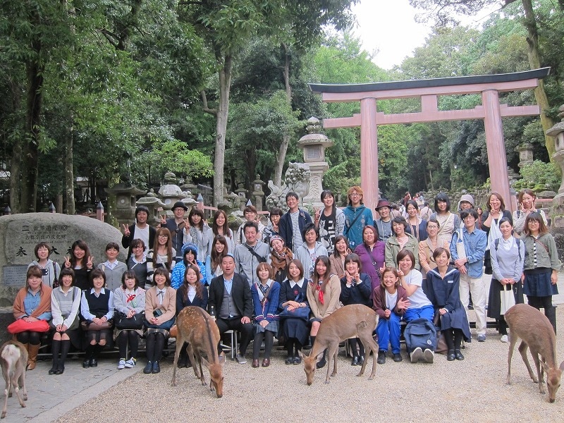 レイザーラモンRGのバスツアー「楽しかったあの頃を思い出して担任のRG先生と奈良へ行くあるあるミステリー修学旅行」。春日大社での集合写真。