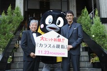 映画「カラスの親指」大ヒット祈願イベントに登場した村上ショージ（左）と阿部寛（右）。
