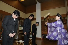 祈祷を受ける（左から）伊藤匡史監督、阿部寛、村上ショージ。