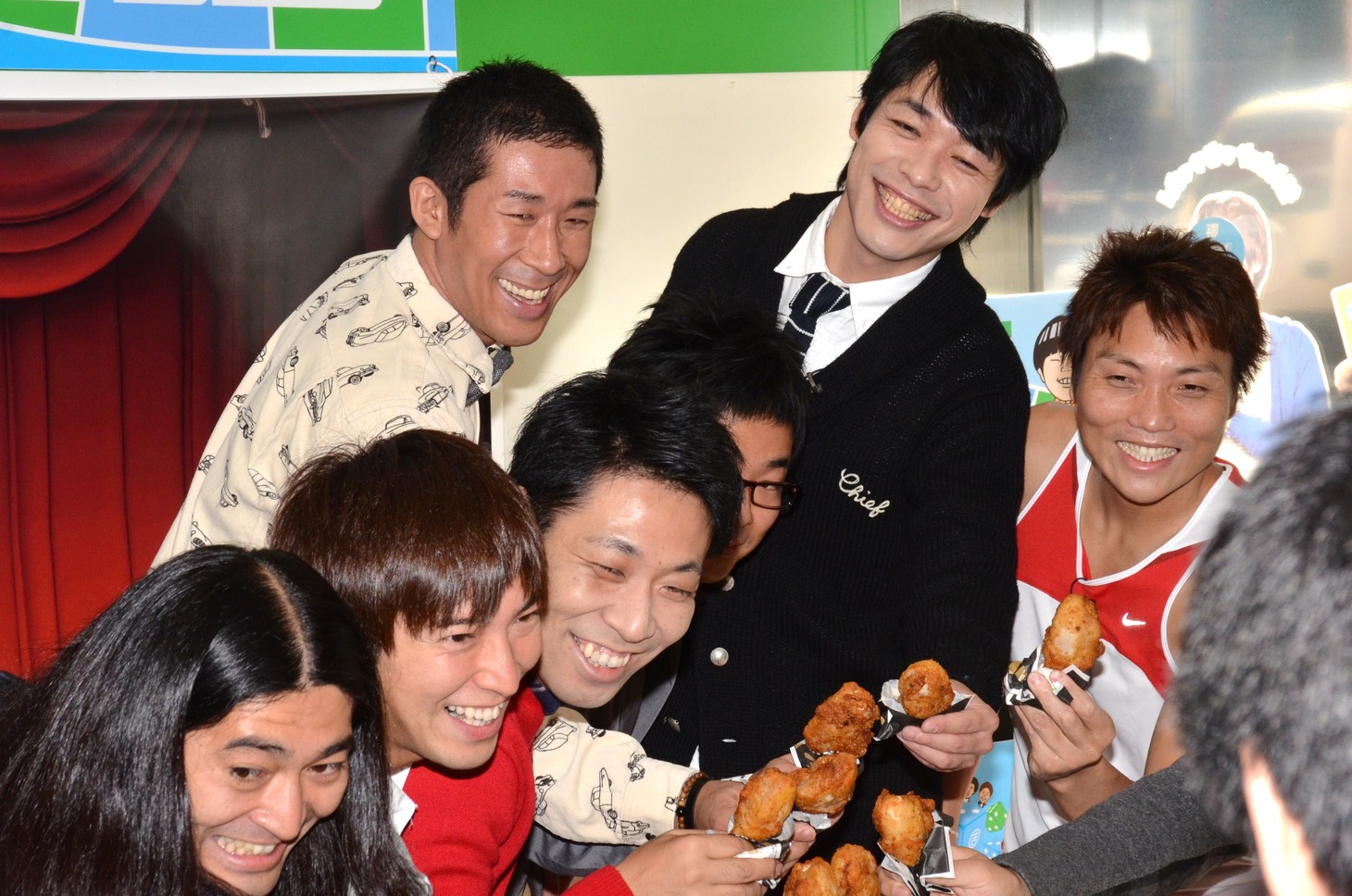 ファミマプレミアムチキンを片手に“乾杯”する芸人達。