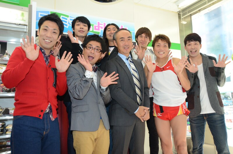 「ファミリーマート・よしもとスペシャルコラボ店舗」オープニングセレモニーに登場した芸人達。中央はファミリーマート総合企画部マーケティング室長・岩崎氏。