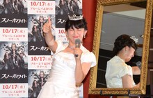 吉高由里子のモノマネを披露する福田彩乃。