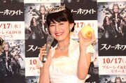 リンゴの皮早むきバトルに勝利した福田彩乃。