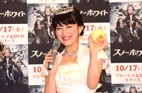 リンゴの皮早むきバトルに勝利した福田彩乃。