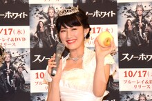 リンゴの皮早むきバトルに勝利した福田彩乃。