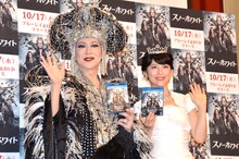 米映画「スノーホワイト」のBlu-ray＆DVDリリース記念イベントに登場した福田彩乃（右）と美川憲一（左）。