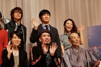 「伏 鉄砲娘の捕物帳」の舞台挨拶に登壇した宮野真守、劇団ひとり、Chara、桂歌丸、宮地昌幸監督、桜庭一樹（左上から時計回りに）。