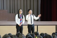 埼玉県北本市内小学校にて行われた「小学校漫才授業」。(c)吉本興業