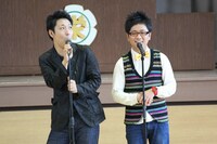 埼玉県北本市内小学校にて行われた「小学校漫才授業」。(c)吉本興業