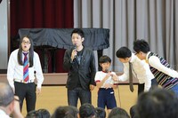 埼玉県北本市内小学校にて行われた「小学校漫才授業」。(c)吉本興業