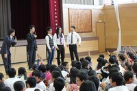 埼玉県北本市内小学校にて行われた「小学校漫才授業」。(c)吉本興業