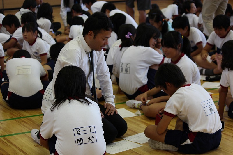 埼玉県北本市内小学校にて行われた「小学校漫才授業」。(c)吉本興業