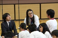 埼玉県北本市内小学校にて行われた「小学校漫才授業」。(c)吉本興業