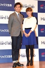 防災関連情報サービスサイト「ハザードラボ」の開設記者発表会に出席したますだおかだ岡田（左）と優木まおみ（右）。