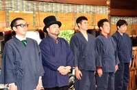 粛々と祈祷に臨む（左から）髭男爵、小島よしお、テツandトモ。