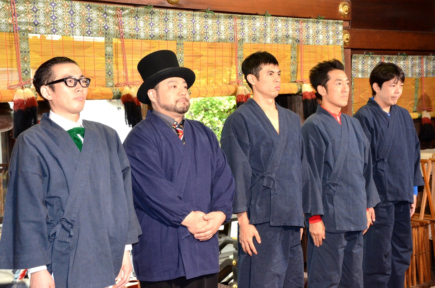 粛々と祈祷に臨む（左から）髭男爵、小島よしお、テツandトモ。