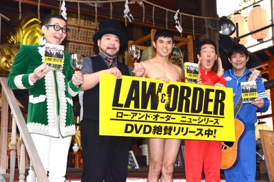 「LAW＆ORDER/ロー・アンド・オーダー」DVDヒット祈願イベントに登場した（左から）髭男爵、小島よしお、テツandトモ。