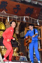 テツandトモ。「なんでだろう」に「ロー・アンド・オーダー」を織り込んだネタで笑いを誘った。