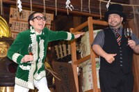 髭男爵。ひぐち君（左）のギャグ「ひぐちカッター」「おもしろカッター」に、山田（右）も複雑な表情を浮かべた。