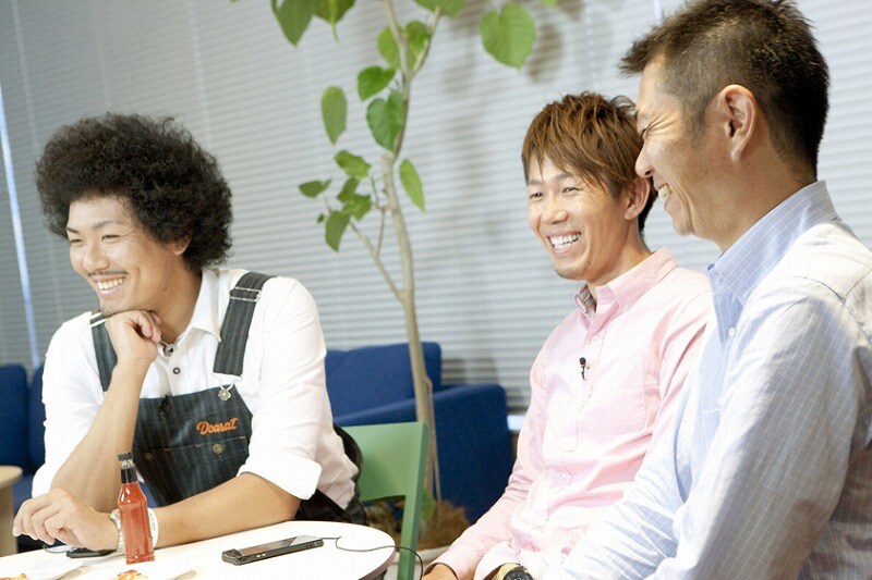 トータルテンボスが出演するauのスペシャルWEB動画コンテンツ「つながるTV」第2弾「4G LTE体験レポート」特別編の収録風景。(c)吉本興業