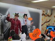 勘のいい園児たちのボケにツッコミまくる近藤。(c) 2012 Disney Enterprises,Inc. All Rights Reserved.