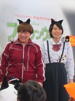 映画に登場するスパーキーと同じ仮装で園児たちの前に現れたハリセンボン。(c) 2012 Disney Enterprises,Inc. All Rights Reserved.