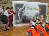 特技のけん玉で最初失敗してしまった箕輪。「演出です」と言い訳。(c) 2012 Disney Enterprises,Inc. All Rights Reserved.