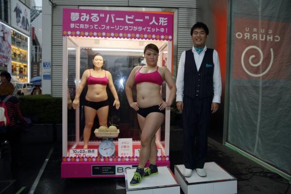 「夢みる“バービー“人形」の前でポーズを取るフォーリンラブ。人形は東京・YMスクウェア原宿にて展示されている。