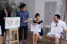 番組MCのドランクドラゴンと吉木りさ（中央）。(c)ひかりTV