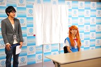 会見中、マネージャーからのサプライズで追加公演の開催を知らされる稲垣（右）。(c)吉本興業