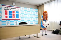 追加公演の会場を決めるべくサイコロを転がす稲垣。(c)吉本興業