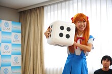 「4」の目を出す稲垣。(c)吉本興業