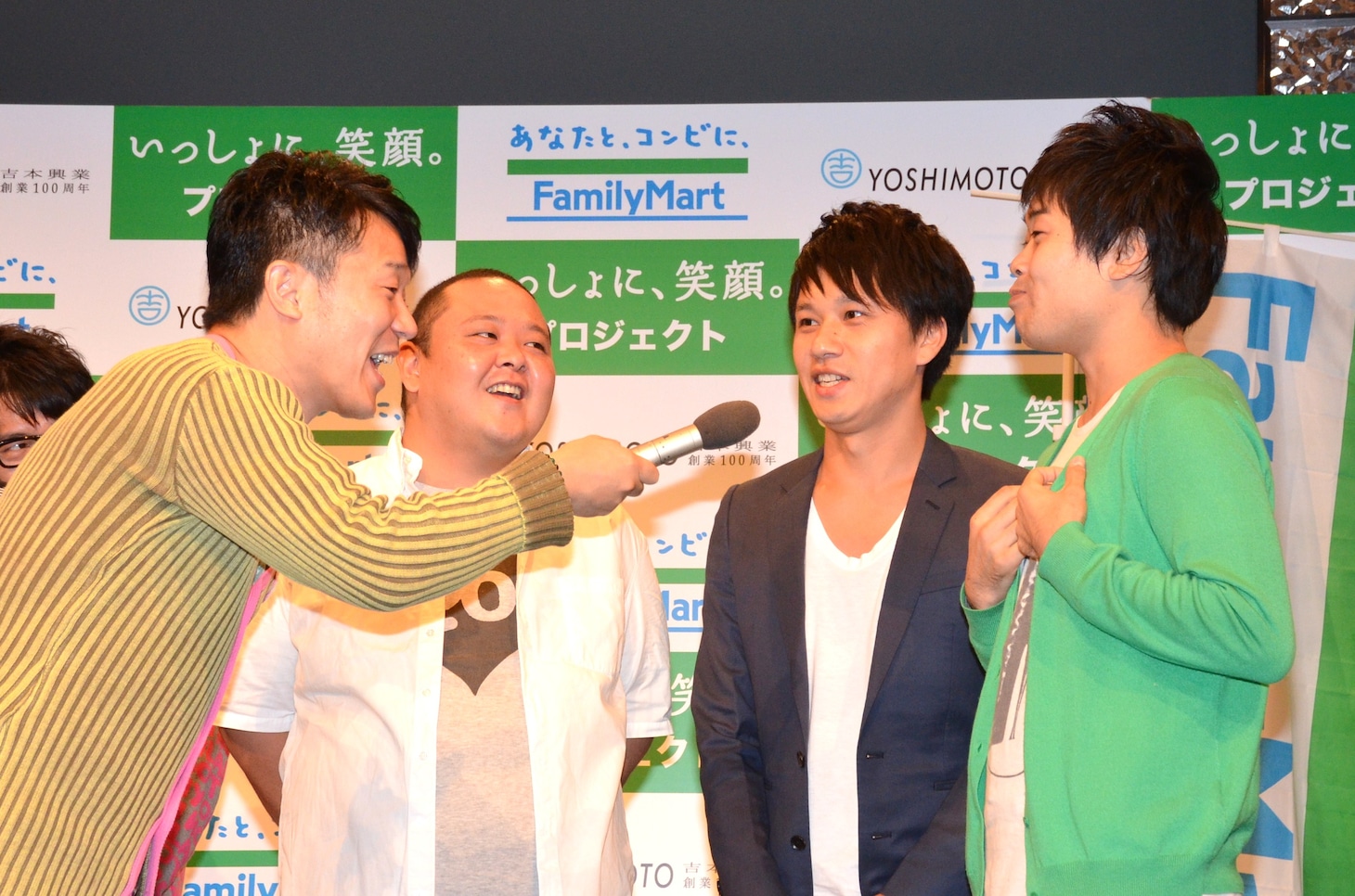 「ファミリーマートカラーの服を着てきた」とアピールするジューシーズ松橋（右端）。