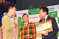 クイズの回答を出すCOWCOW山田（右端）。