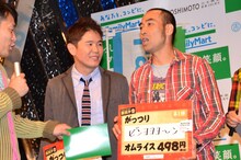 クイズの回答を出すペナルティ・ワッキー（右）。