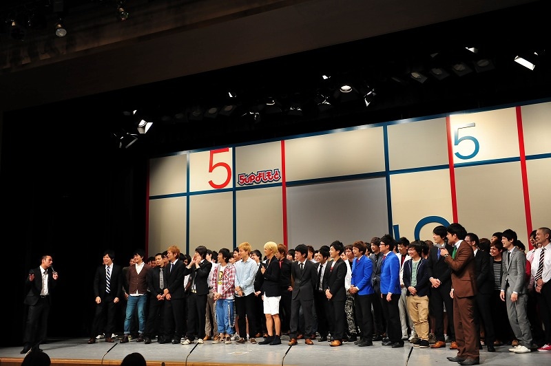 会見の様子。