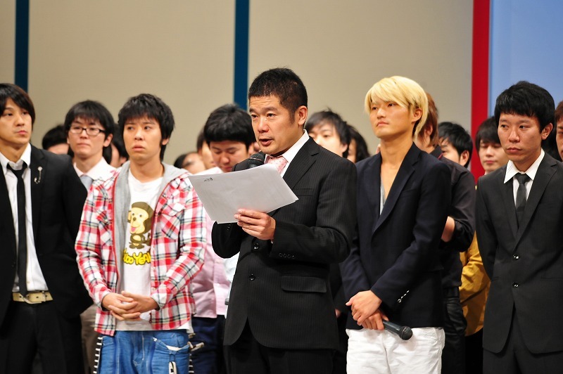 会見の様子。
