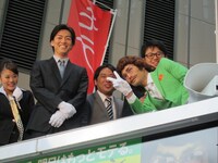 2013年1月より、東京・天王洲 銀河劇場と大阪・梅田芸術劇場 シアター・ドラマシティにて上演される舞台「スマートモテリーマン講座」。写真はアルコ＆ピースのくだりを安田顕が邪魔しているところ。