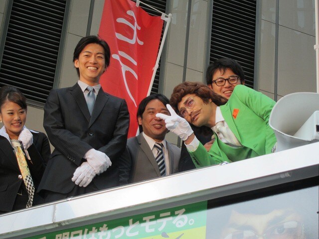 2013年1月より、東京・天王洲 銀河劇場と大阪・梅田芸術劇場 シアター・ドラマシティにて上演される舞台「スマートモテリーマン講座」。写真はアルコ＆ピースのくだりを安田顕が邪魔しているところ。