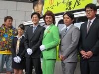 舞台「スマートモテリーマン講座」の出演者。左から、脚本・演出の福田雄一、OLの高畑充希、サラリーマンの大東駿介、講師の安田顕 (TEAM NACS)、同僚サラリーマンのアルコ＆ピース。