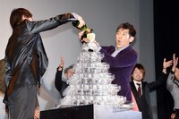 イベント後半には映画のヒット祈願でホスト軍団が登場。壇上でシャンパンタワーが賑々しく執り行われた。