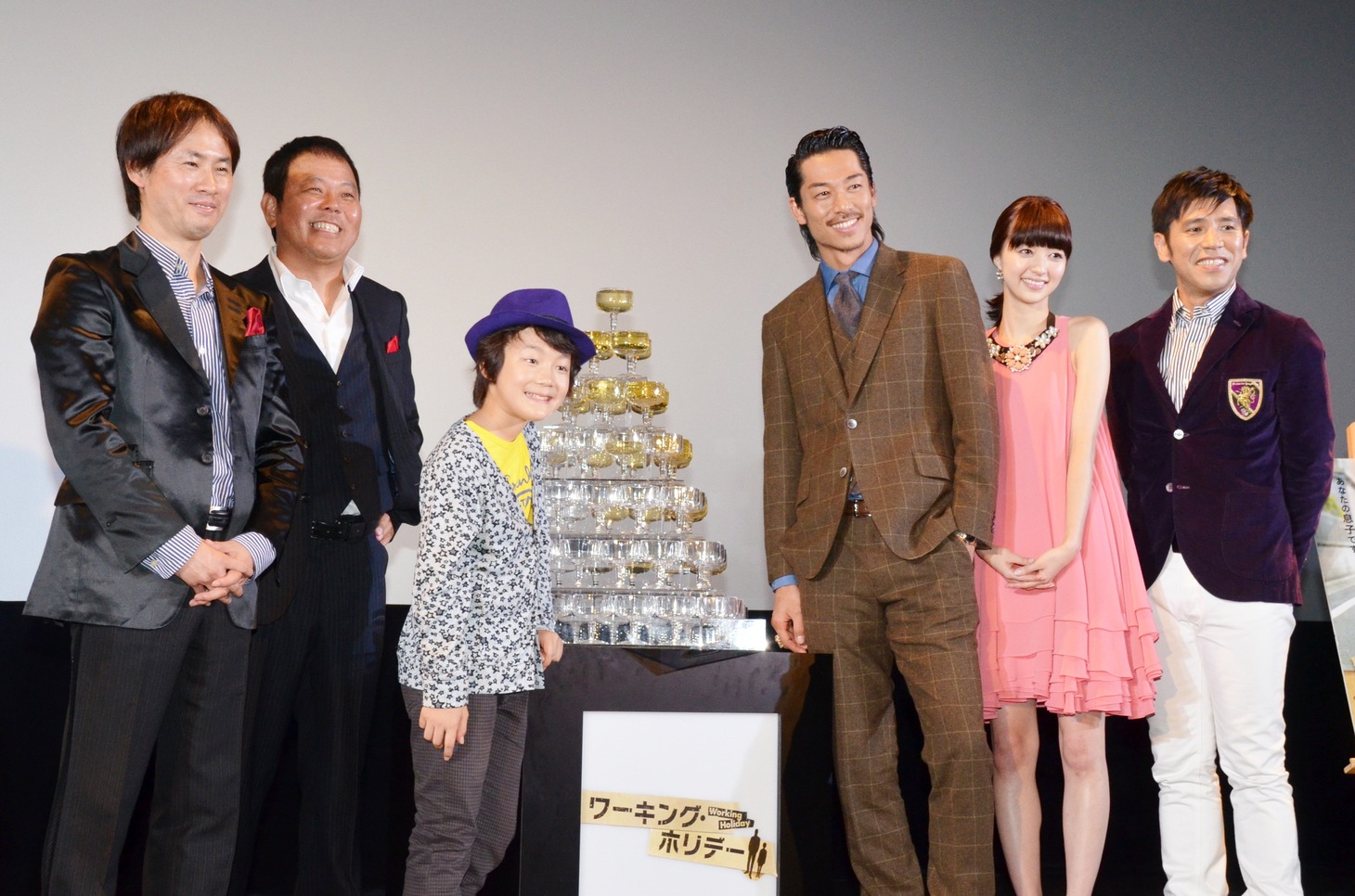 映画「ワーキング・ホリデー」の先行上映プレミアムイベントに登壇した（左から）岡本浩一監督、ほんこん、林遼威、AKIRA（EXILE）、逢沢りな、ガレッジセール・ゴリ。