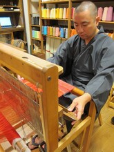 自分のためのあるあるを紡ぐため手織工房じょうたを訪れたレイザーラモンRG。