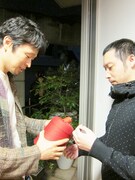 打ち合わせをする城氏の後ろに怪しい人影。