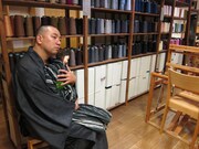 「まだピュアだったころの僕」という人形を抱いて物思いにふけるRG。