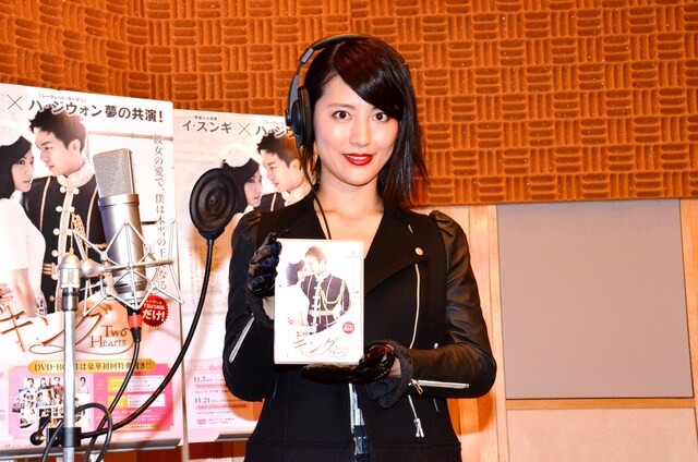 韓国ドラマ「キング～Two Hearts」の日本語吹き替え収録に挑戦する福田彩乃。